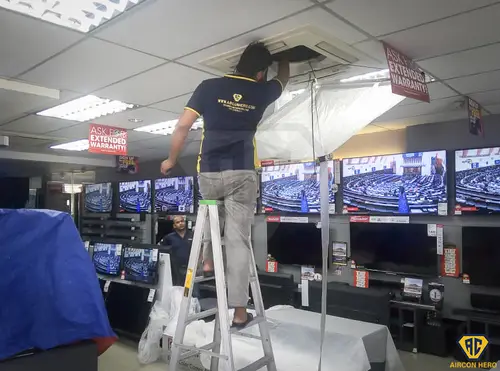 Kerja pemeriksaan dan baiki aircond — servis aircond oleh Aircon Hero